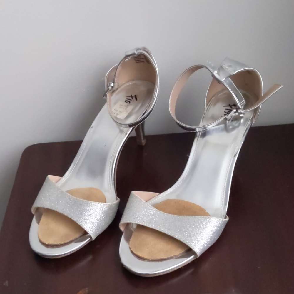 ⭐️Fioni silver heels
